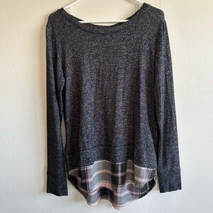 Women’s gray and pink sweater